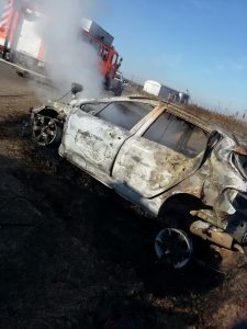 Despiste, vuelco e incendio: no hubo heridos