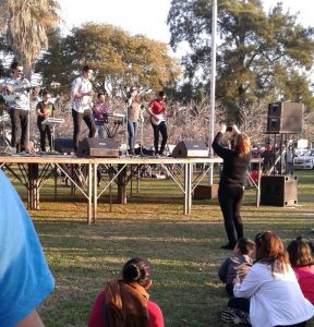 Maciel: Vecinos se congregaron para celebrar el Día de la Bandera