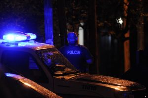 En un confuso hecho, una joven apuñaló a un menor