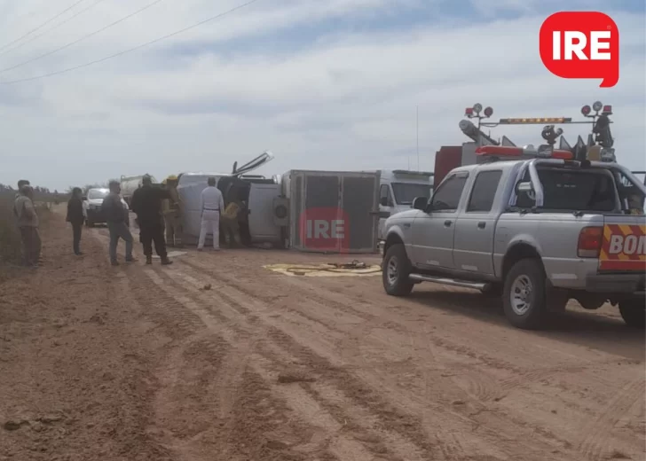 Tumbó una camioneta en ruta 10: Bomberos rescataron al conductor que quedó atrapado