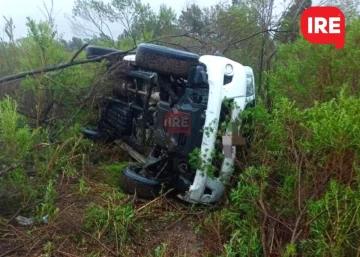 Una vecina de Oliveros derrapó y tumbó la chata por un charco en autopista