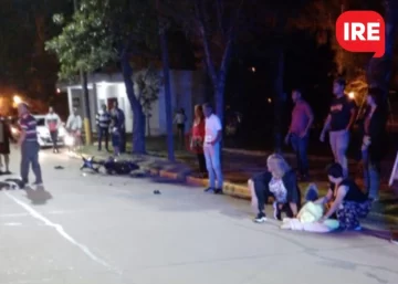 Un auto y una moto chocaron a la medianoche: Un joven con heridas graves