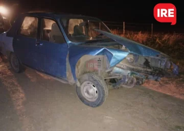 Una familia de Diaz chocó contra una alcantarilla en un camino rural
