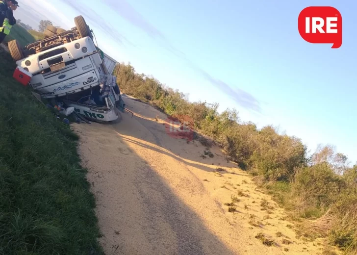 Un camión protagonizó un terrible vuelco en autopista a la altura de Monje