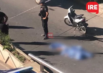 Un joven de 24 años se cayó de la moto y lo paso por arriba un colectivo
