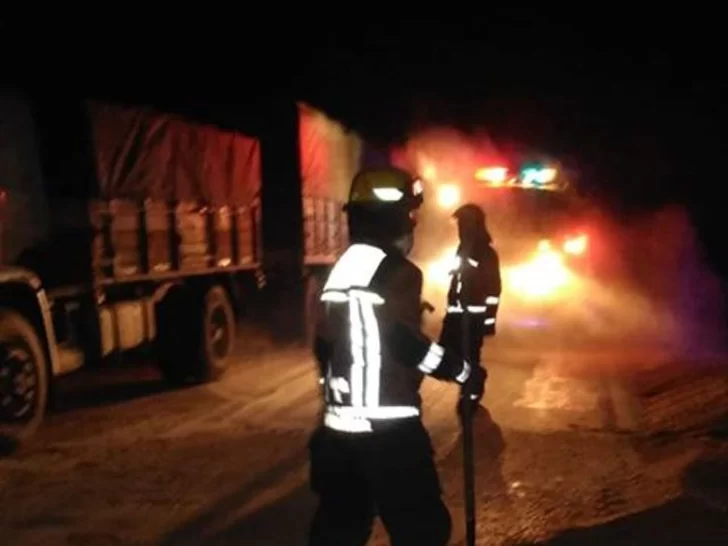 Un chofer debió ser rescatado tras un fuerte choque de camiones