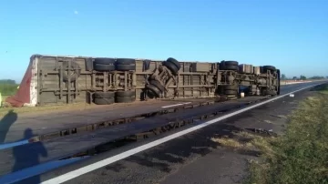 Volcó un camión e interrumpió el paso sobre la autopista