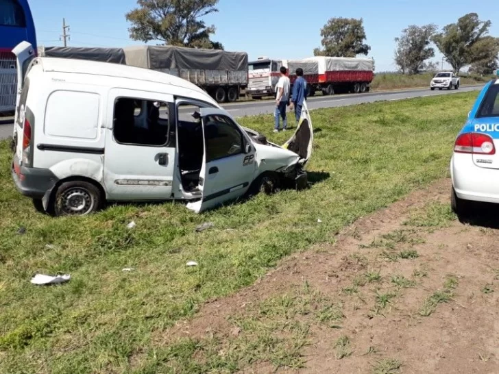 Otra vez: colisionaron un camión y una kangoo en autopista