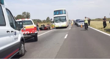 Un auto se cruzó se carril en autopista e impactó con un colectivo
