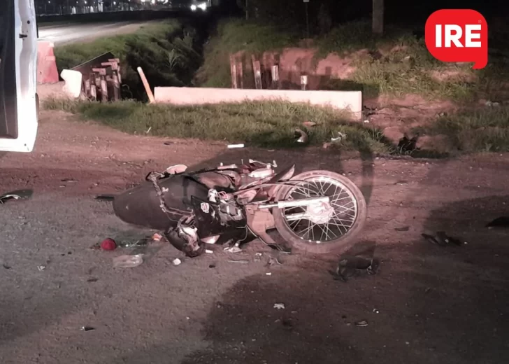 Fuerte accidente entre un camión y una moto en ruta 11: Un joven de Timbúes esta grave