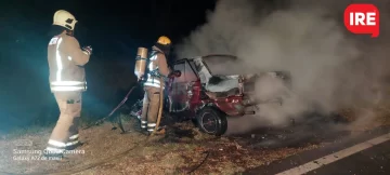Se incendió un auto tras un choque contra un camión y un hombre perdió la vida
