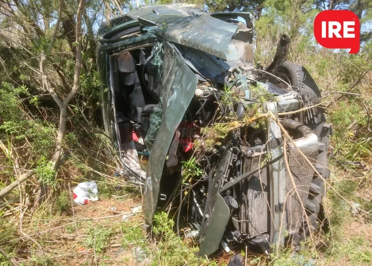 Una familia de Paraná despistó en autopista y dos personas quedaron atrapadas