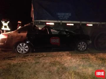 Fatal accidente en autopista: Un auto se metió bajo un camión