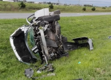 Los encerró un camión, dieron tumbos y se salvaron de milagro