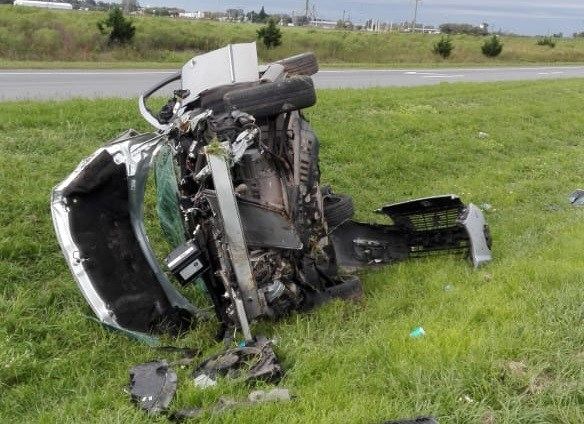 Los encerró un camión, dieron tumbos y se salvaron de milagro