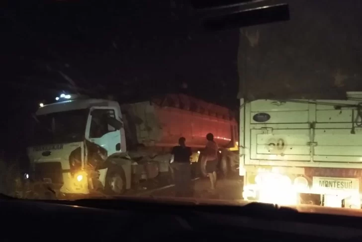 Dos camiones chocaron en el puente de la 91 y uno huyó del lugar