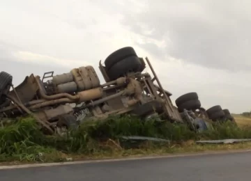 Otra vez: Un camión impactó el puente sobre el canal Serodino