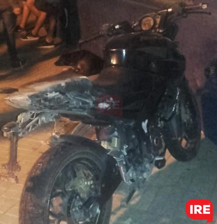 Dos jóvenes en moto evitaron colisionar con un auto y se cayeron