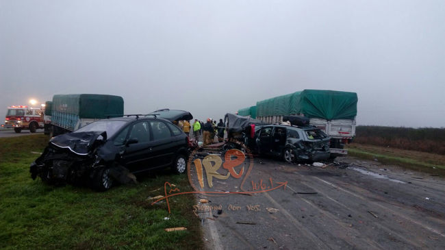 DOS MUERTOS EN UN ACCIDENTE MÚLTIPLE EN LA AUTOPISTA ROSARIO SANTA FE