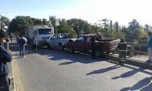 Un camión realizó una maniobra prohibida sobre el puente y chocó a dos camionetas