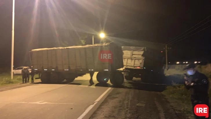 Dobló en U, se le rompió un eje y 
bloqueó totalmente la ruta 11