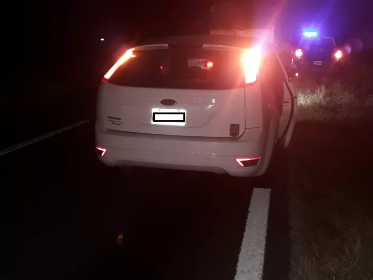 Un auto colisionó a una persona que iba caminando por la ruta