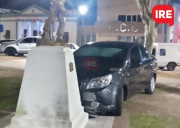 Un auto se estrelló contra un monumento de la plaza y debieron rescatar al conductor