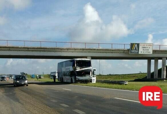 Un ómnibus y un camión colisionaron en la Autopista