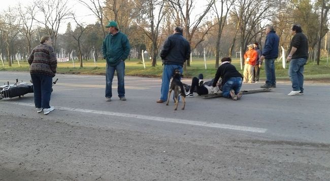 Dos jóvenes internados tras chocar un camión y una moto