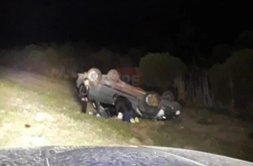 Esquivó una moto, mordió la banquina y volcó en autopista: Sin lesionados