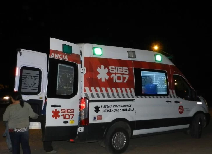 Metió un pie en la rueda de la moto y debió ser hospitalizado