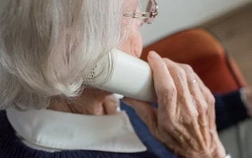 Se hicieron pasar por su nieta para sacarle información teléfonica
