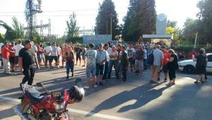 Trabajadores despedidos de Ar Zinc cortan la ruta 11 en las puertas de la fábrica
