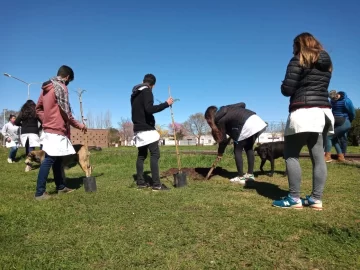 Alumnos de la secundaria plantaron árboles nativos en Monje