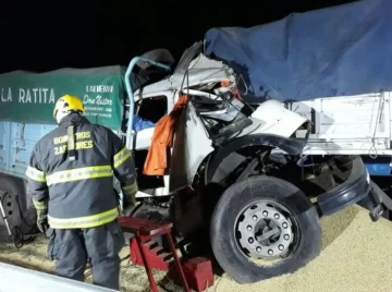 Fortísimo choque entre camiones en el cruce de rutas AO12 y 34: Un muerto