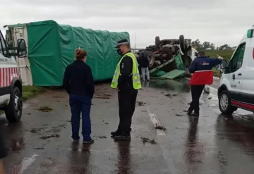 Un camión volcó en autopista e interrumpió la circulación: No hay heridos