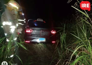 Un remis despistó sobre Ruta 11 y terminó en las vías: Un herido