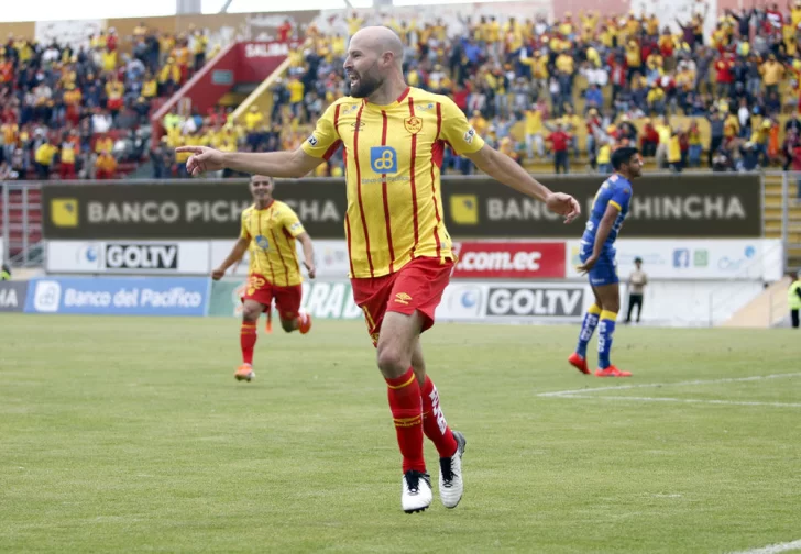 Presencia macielense: Tévez convirtió en el 4 a 4 de Aucas contra LDU Quito