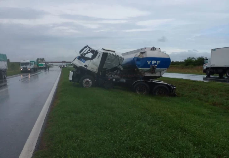 Un camión de YPF chocó a la altura de Barrancas y cortaron la autopista