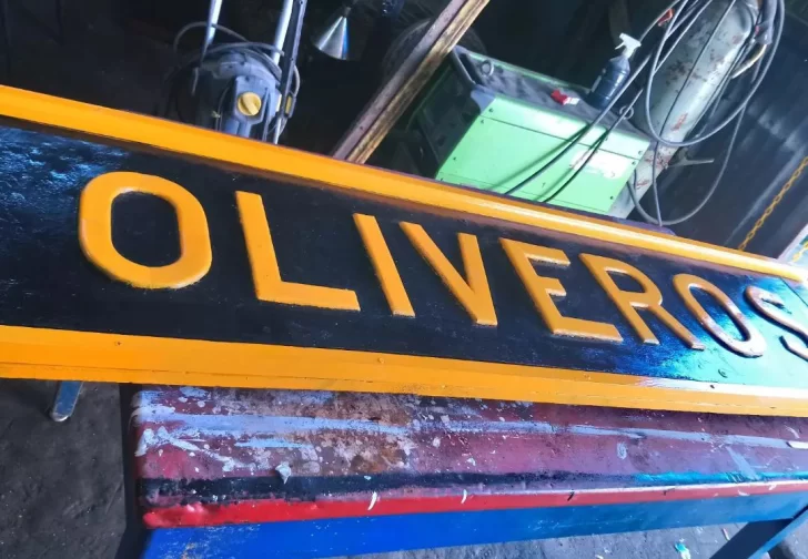 Oliveros: Restauraron el cartel del ferrocarril tras el reclamo de vecinos