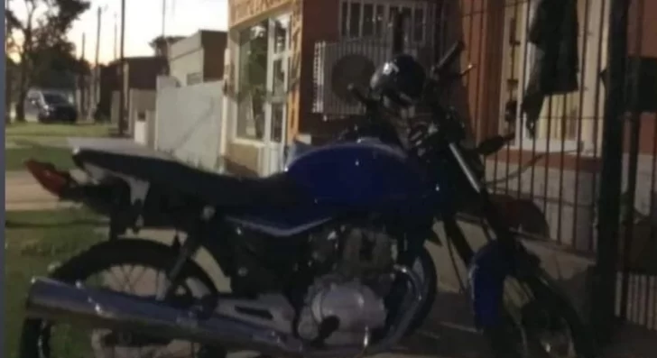 Llegaron en auto, forzaron un portón y robaron una moto en Barrancas