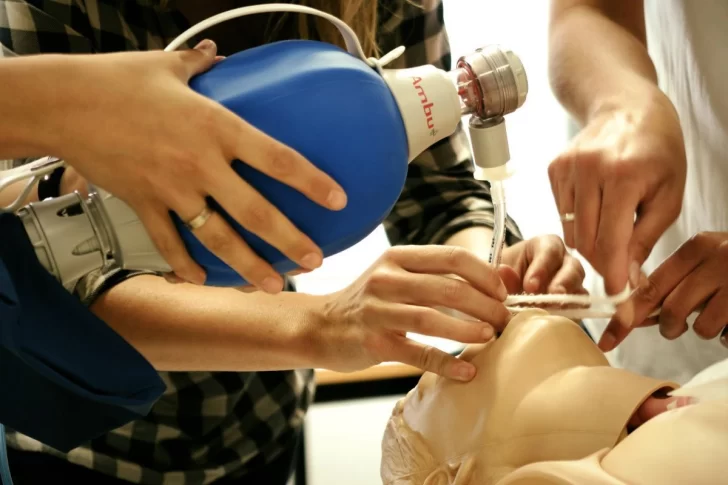 Más de 100 profesionales se capacitaron en intubación y manejo de paciente ventilado