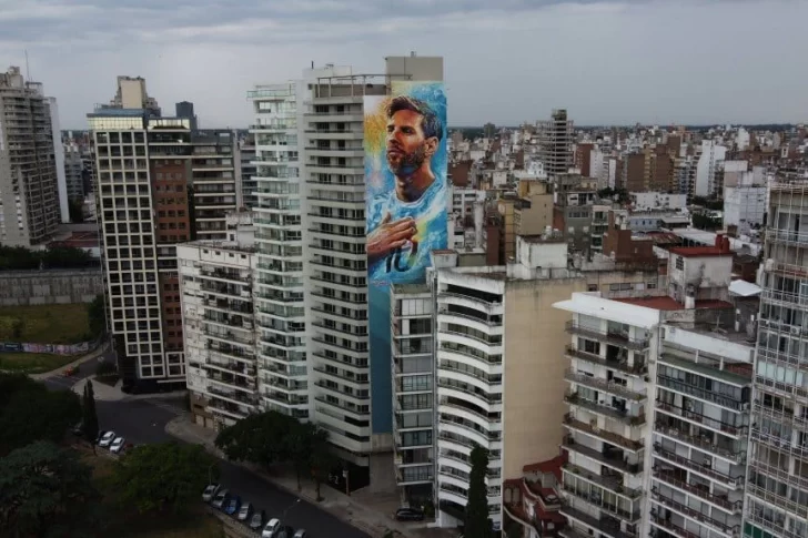 De otra galaxia: Marlene y Lisandro plasmaron a Messi en un mural de 70 metros