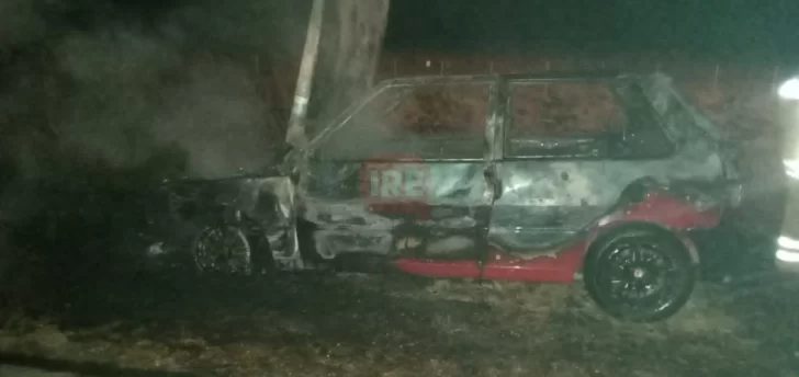 Serodino: Un auto quedó prácticamente destruido al incendiarse sobre Ruta 91