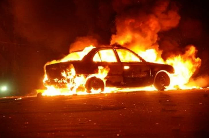 Paralelo a las elecciones se incendió un auto por ruta 11