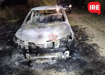 Robaron un auto en Maciel y apareció quemado en un camino paralelo a autopista
