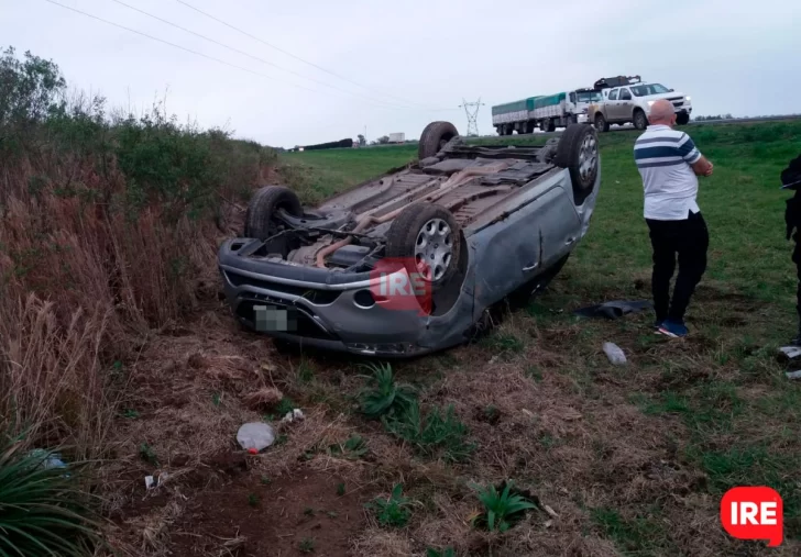 Milagro en autopista: Un matrimonio y su hija de 15 años volcaron a la altura de Oliveros