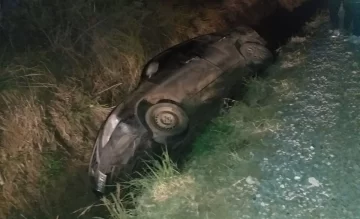 Un auto volcó en Timbúes y debieron rescatar al conductor: Sufrió heridas leves