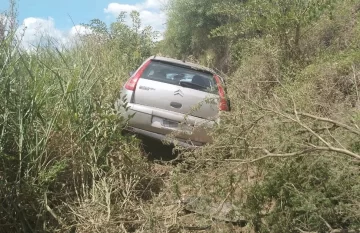 Un auto despistó y terminó en la zanja del camino entre Barrancas y Puerto Aragón