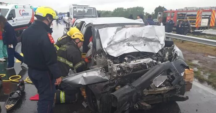 Baigorria: Un muerto y al menos dos heridos tras un fuerte choque en autopista